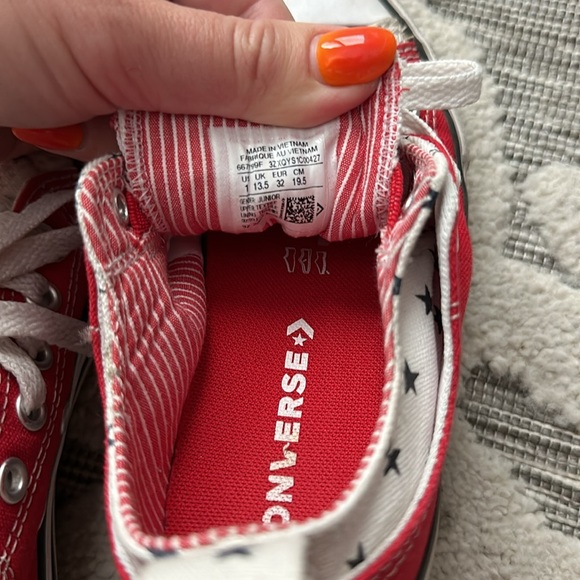 Kids, Converse sneakers size one - Picture 4 of 6